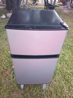 Frigidaire mini ice box. Brand new