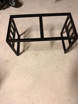 Raised dog bowl holder