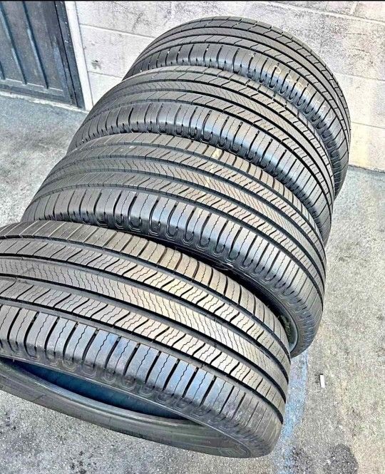 235 55 19 Tires Con 80% De Vida Las 4 De La Marca Michelín