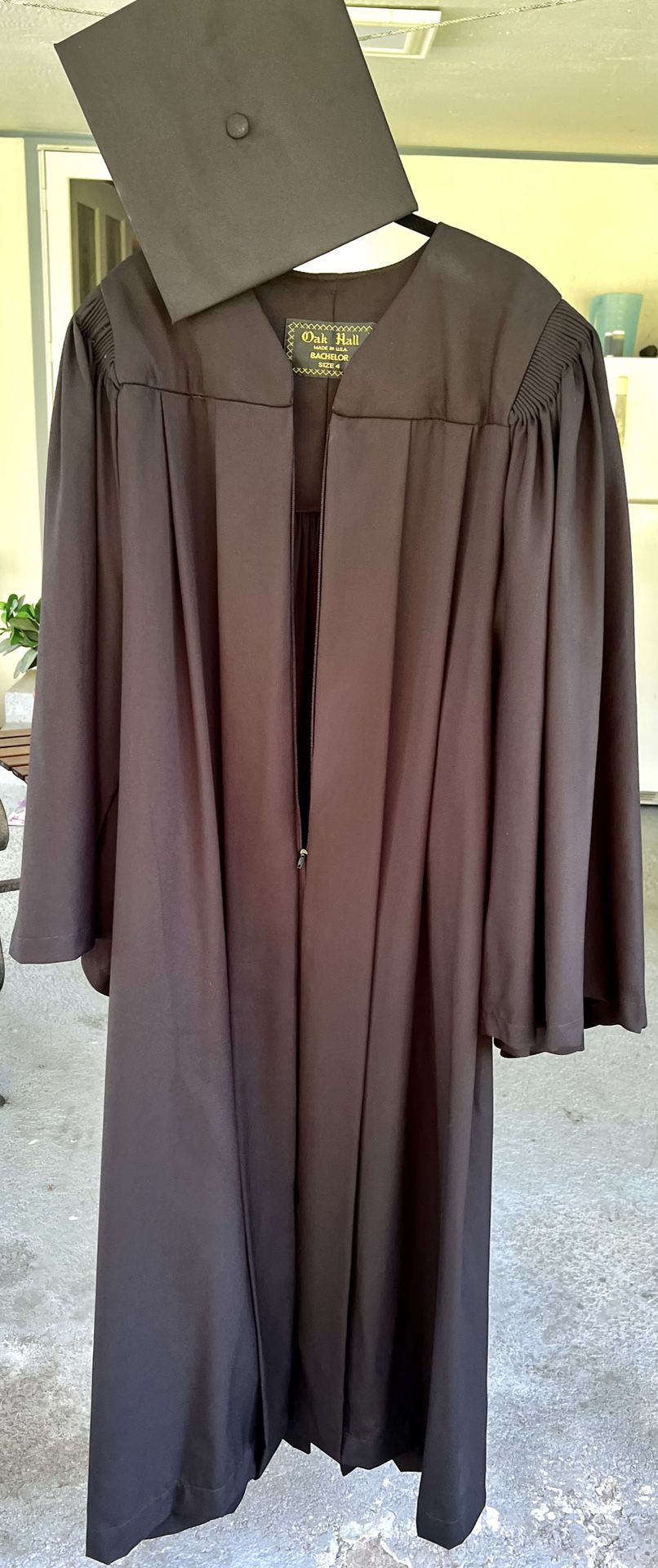 Graduation cap and gown black size 4