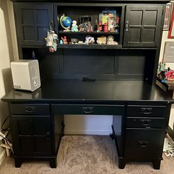 Sturdy Desk with Hutch