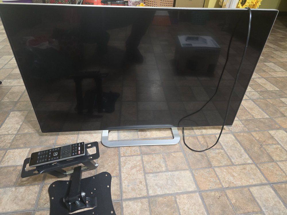 42 Inch Smart TV  With TV Wall Mount 