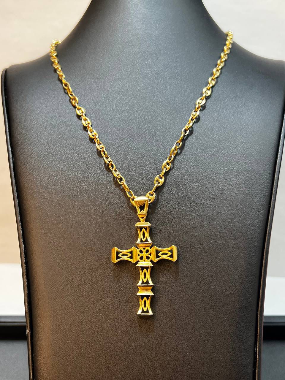 18k yellow gold Gucci style chain with cross