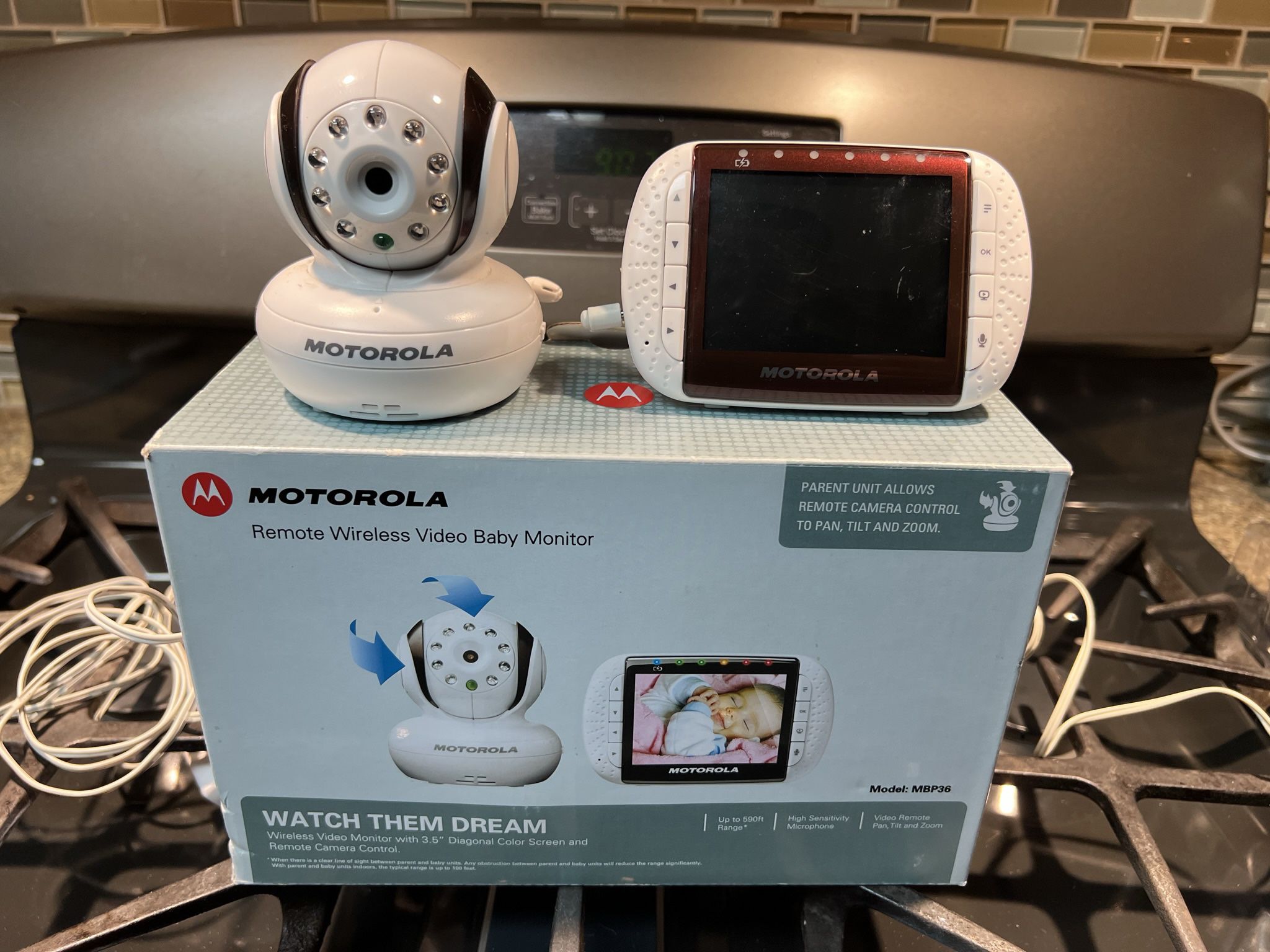 Motorola Remote Wireless Video Baby Monitor with 3.5-Inch Color LCD Screen, Remote Camera Pan