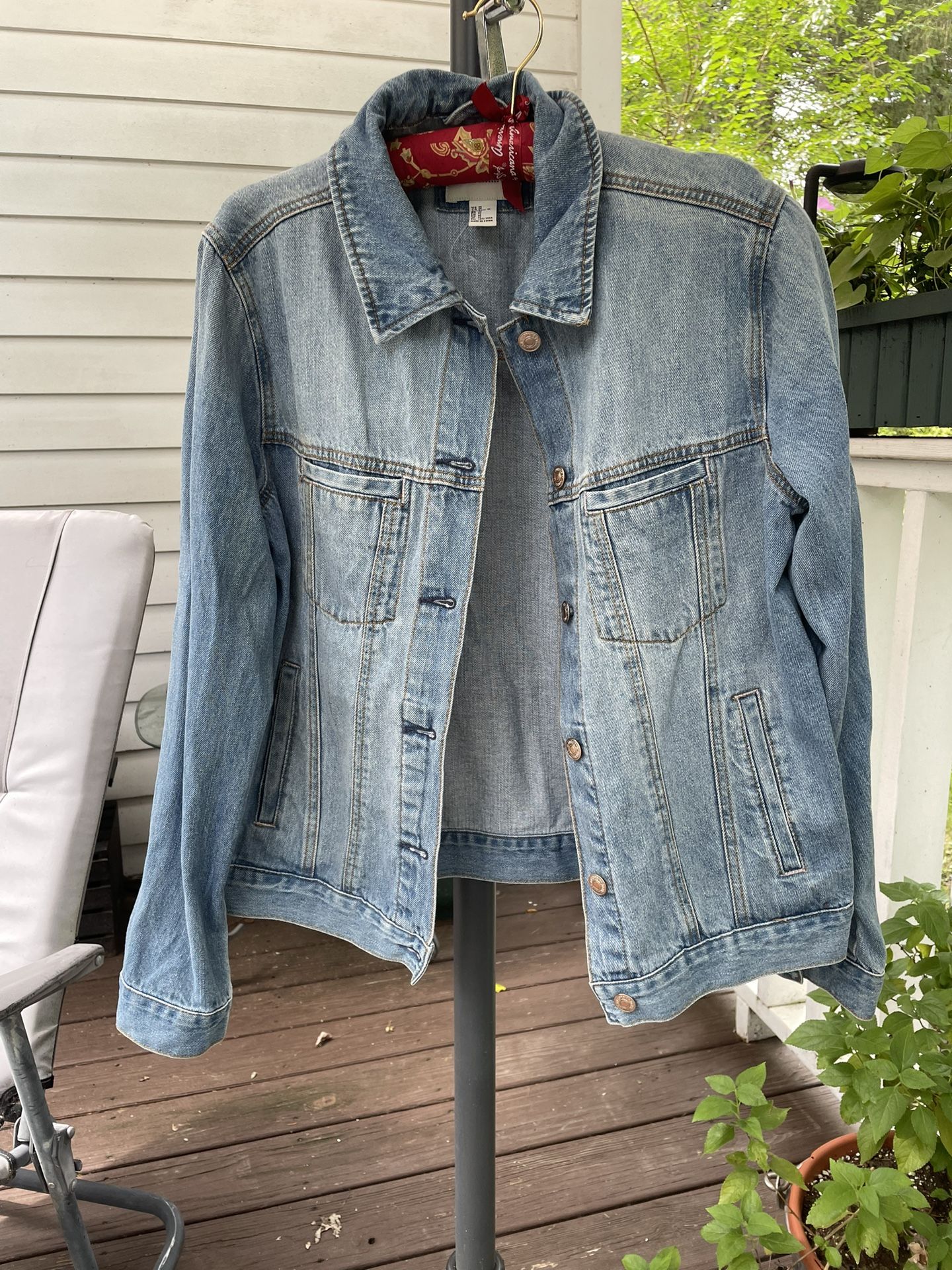 Forever 21 Women's Denim Jacket Size Medium Blue Jean Button Pockets Cotton
