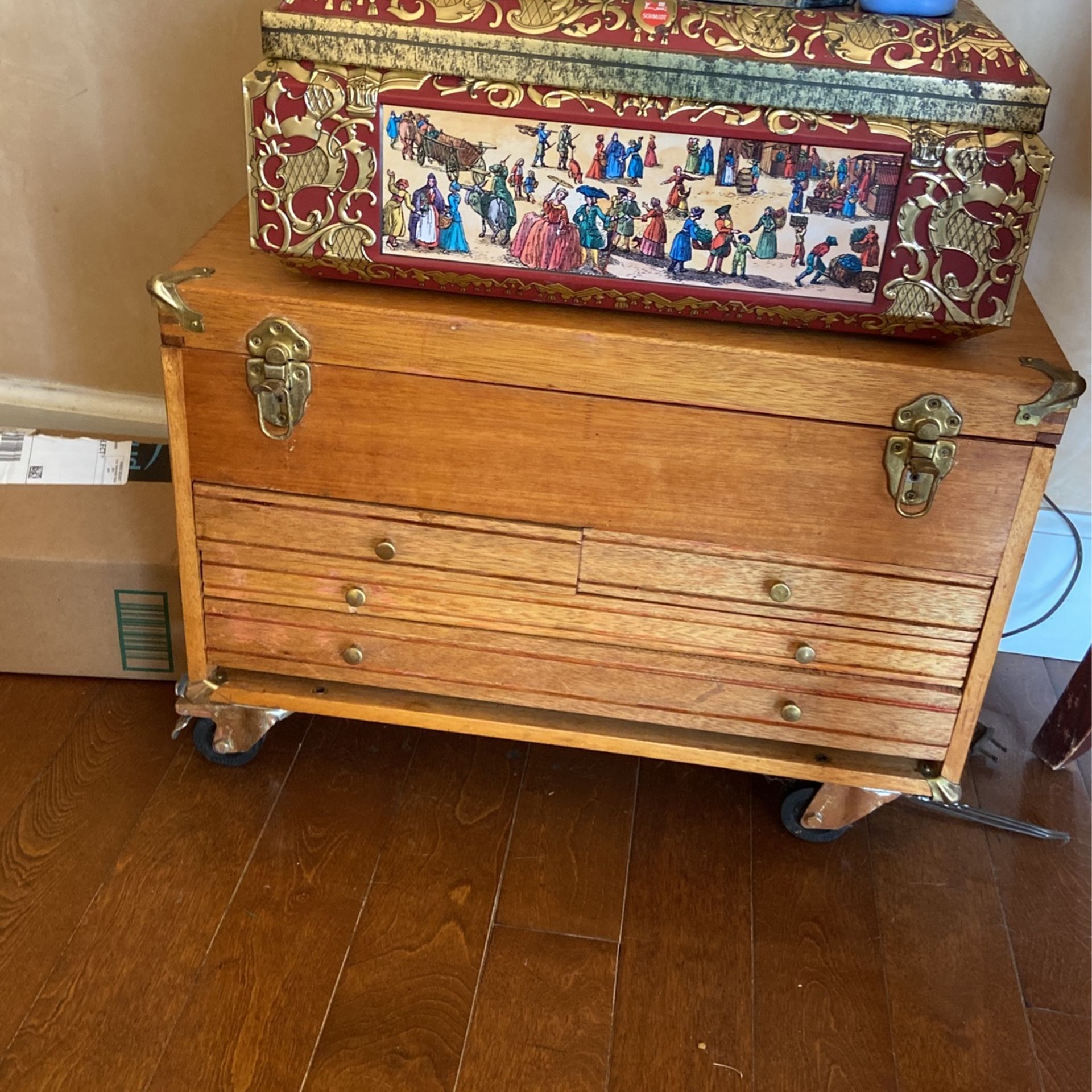 Caja Antigua Y Lámpara  