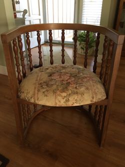 Spindle back barrel chair