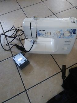 Maquina de. Coser de mesa
