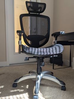 Staples Hyken Ergonomic Mesh Office Chair with Headrest – Excellent Condition