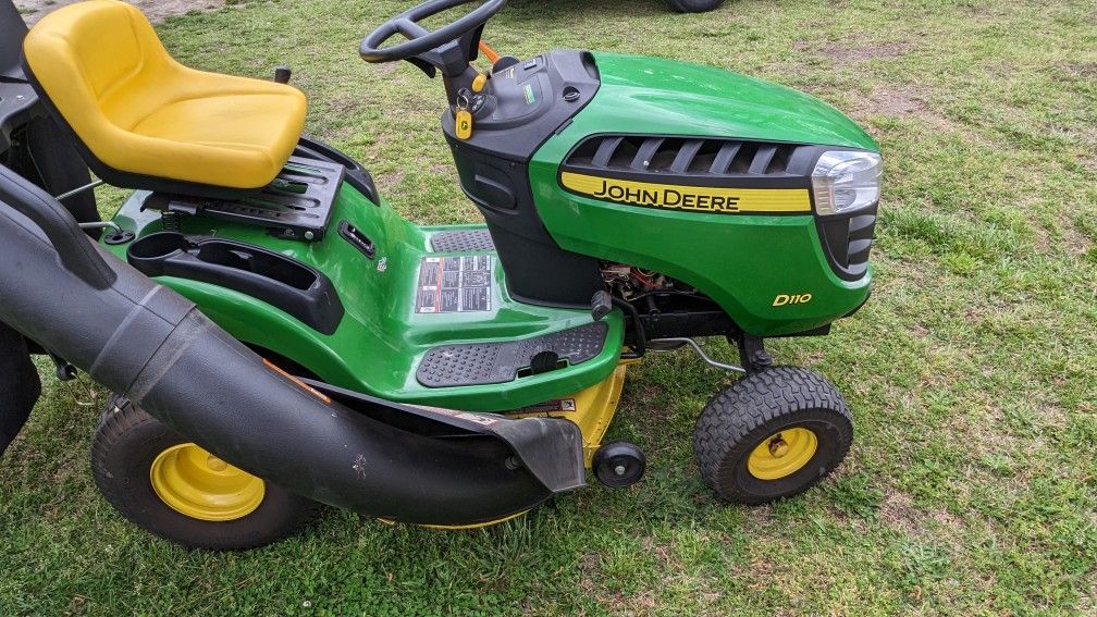 John Deere D110 Riding Lawn Mower, Bagger Included, Low Hours for Sale