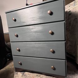 Beautifuls Wooden 4 Drawer Dresser