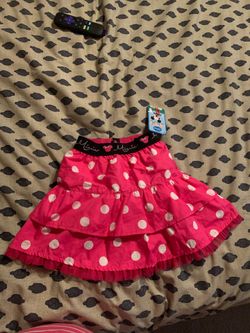 Girl skirt size 5T ( pick up oswell & 58)