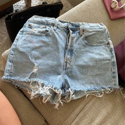 Light Wash Levi Shorts W31