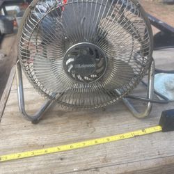 nice vintage metal fan   it works like ot should