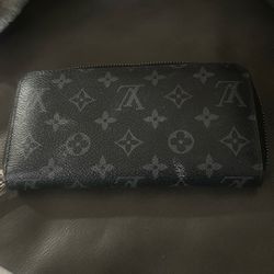 Black Louis Vuitton Wallet With Grey Monogram 