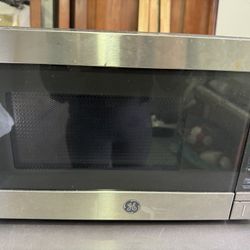 GE Stainless Steel Microwave – Clean, Works Great, 700 Watts 