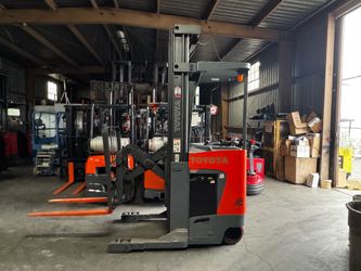 TOYOTA ELECTRIC FORKLIFT