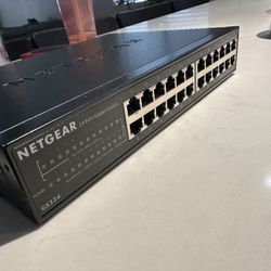 NETGEAR 24-Port Gigabit Ethernet Unmanaged Essentials Switch (GS324) - Desktop, Wall, or Rackmount, Silent Operation