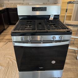 Stove, microwave And Dishwasher 