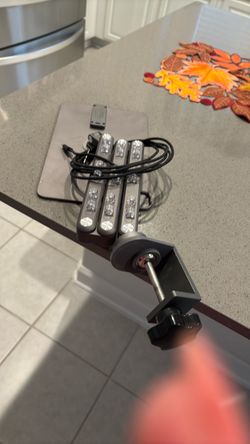 Magnetic charging stand. REDUCED