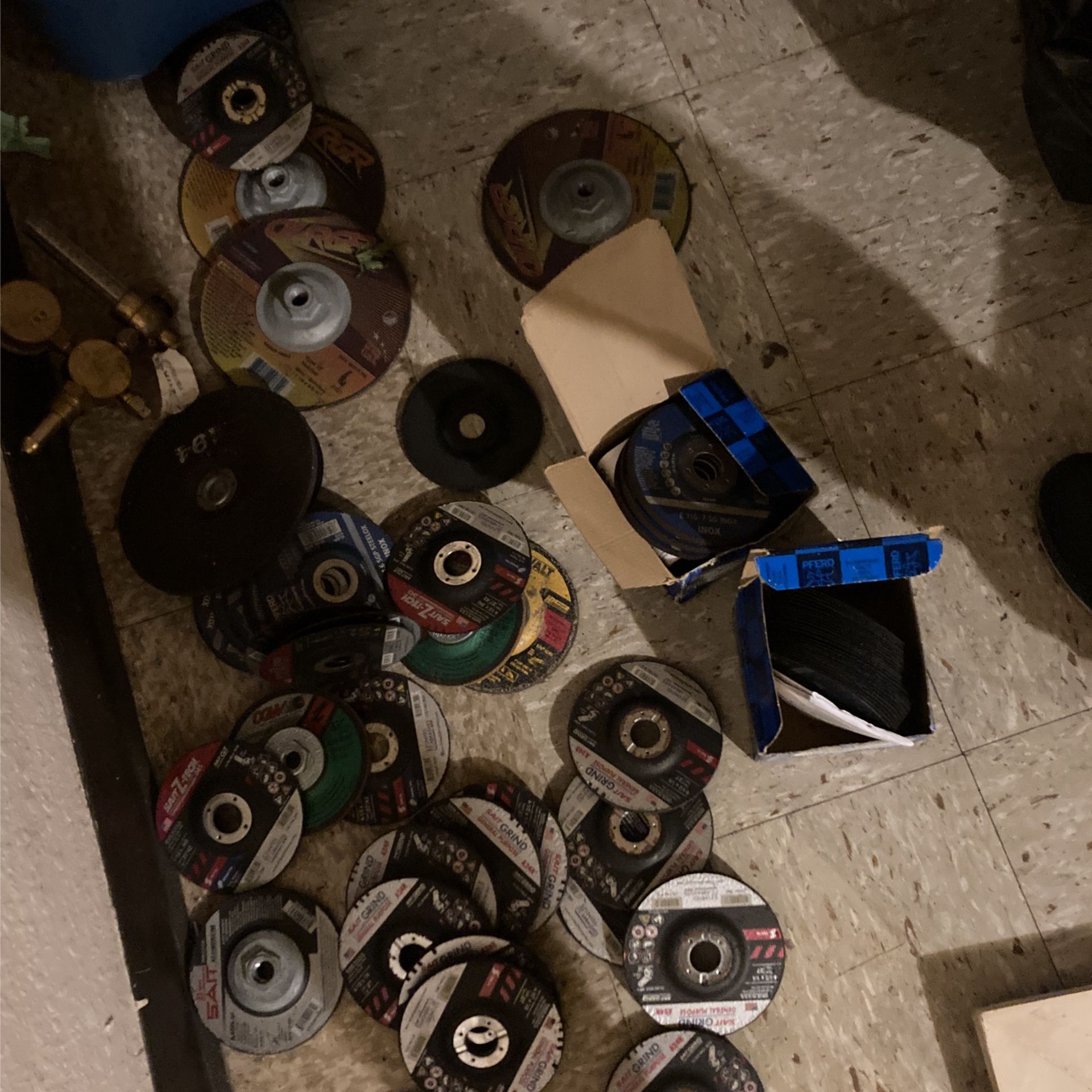 Tons Of Unused Grinding And Cutting Wheels! Crazy Cheap! 
