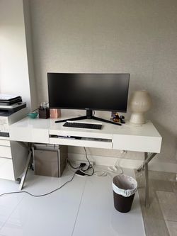 Pianca Modern White Desk with Drawers