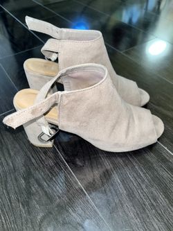 Size 8 CL Laundry Suede Heels