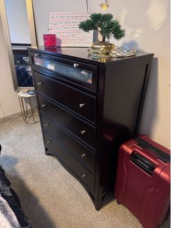 Queen bedroom set -6 piece .