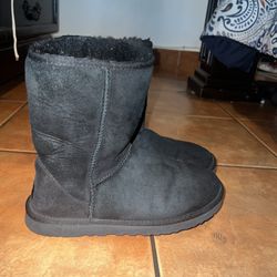 Short Black Ugg’s 