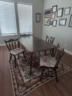 Dining room table and 4 chairs