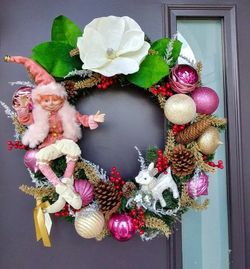 Lighted Professional luxurious christmas holiday wreath. 24 inches with lights and resin elf. $60. Coronas de navidad profesionales 24 pulgadas