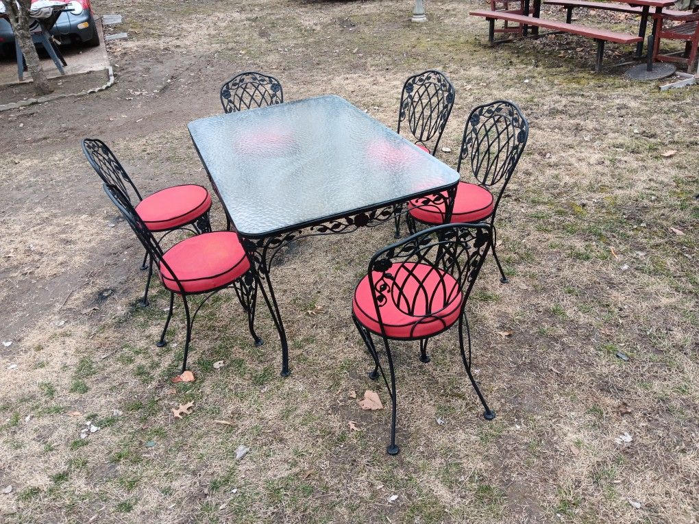 BLACK AND  RED WROUGHT  IRON PATIO SET IT'S  ALL GOOD.