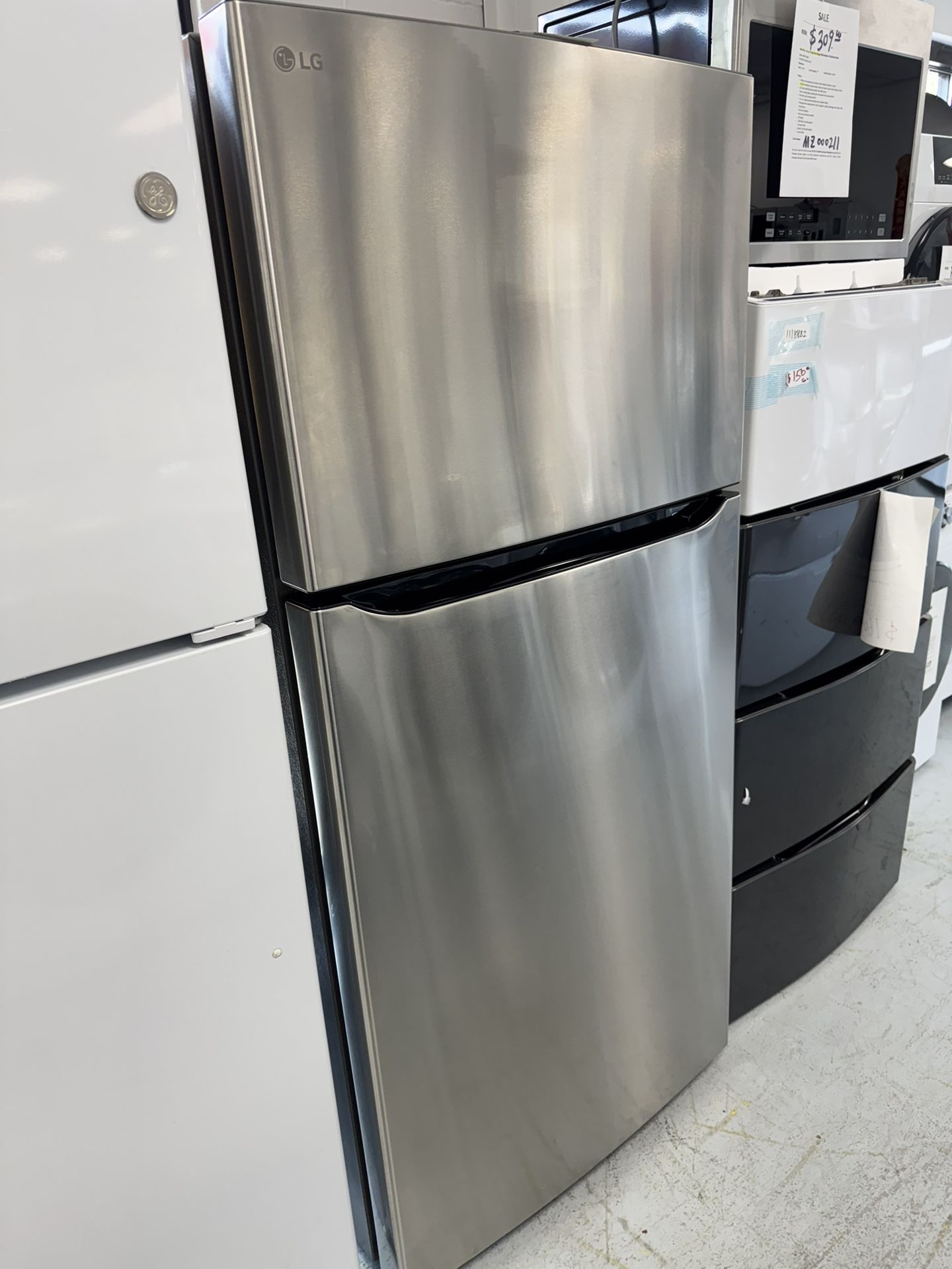 20 Cu.ft Top Freezer Refrigerator With Ice Maker