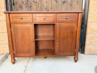 Wood buffet cabinet sideboard in great condition must pick up in Fontana