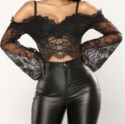 Penelope Lace Cold Shoulder Top - Black Sz. M