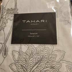 Beautiful TAHARI OBLONG TABLE CLOTH AND 8 NAPKINS NEW
