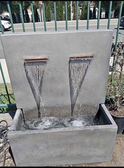 Modern Fountain 2 Lips
