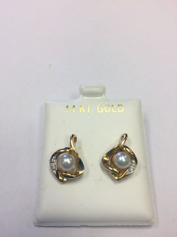 14k pearl & Diamond earrings