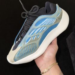 Yeezy 700 Arzareth Size 9.5