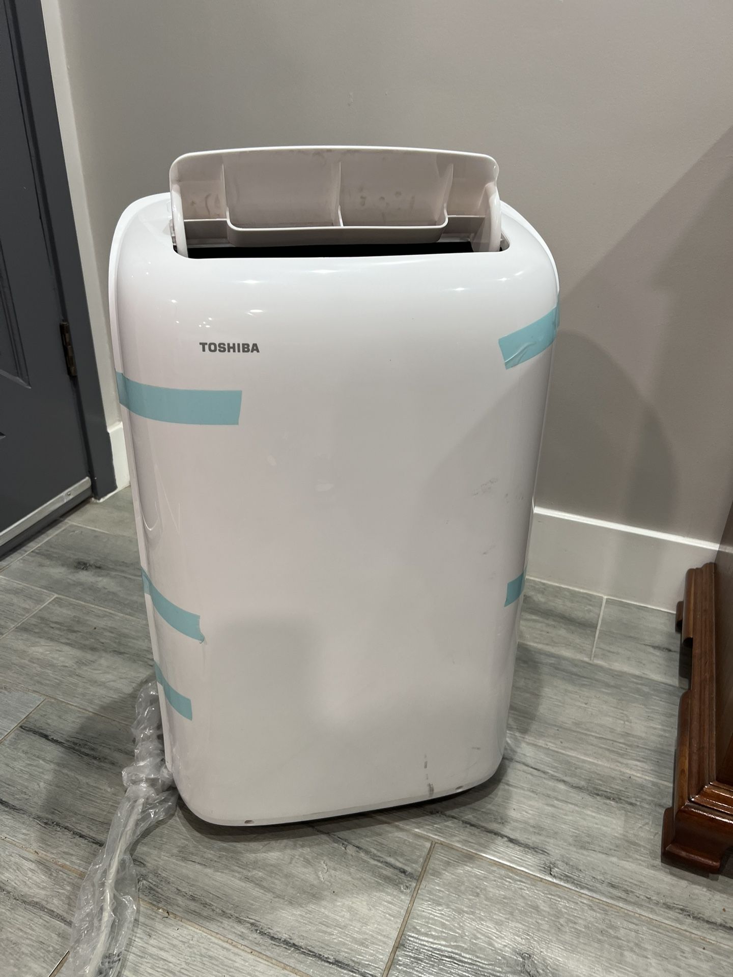Toshiba 12 000 BTU Portable A/C/Dehumidifier In New Condition no exhaust hose just the unit works perfect
