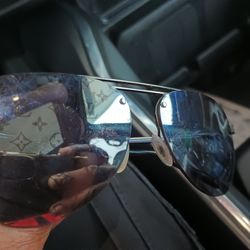 Louis Vuitton Sunglasses With Symbol On Lenses
