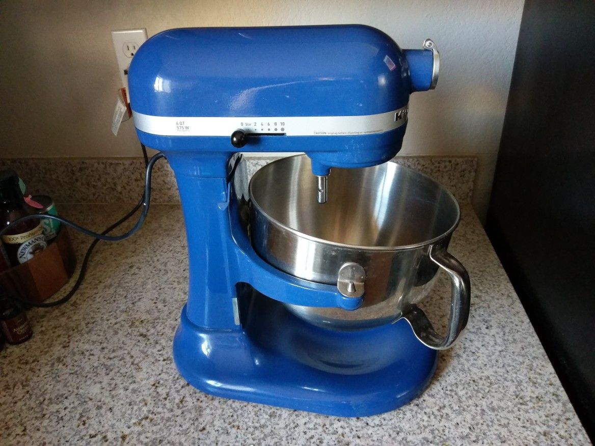 Kitchen Aid Stand Mixer w/ food grinder, slicer and shredder, and fruit and  vegetable strainer attachments. for Sale in Canton, OH - OfferUp