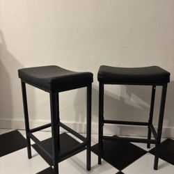 Set of 2 Black Bar Stools – Modern & Sturdy