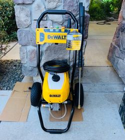 DEWALT 2400 PSI 1.1 GPM Cold Water Electric Pressure Washer New !!