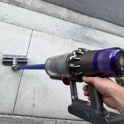 Dyson V11 Cordless Vacuum huwith Attachments