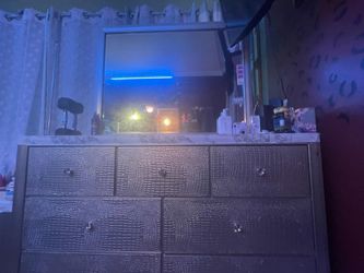 Set de cama full con base y cabesera con luz tactil que a anibela el brillo  tocador con espejo  y mumble de noche