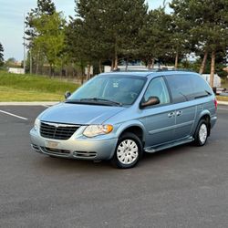 2005 Chrysler town and country LX 
