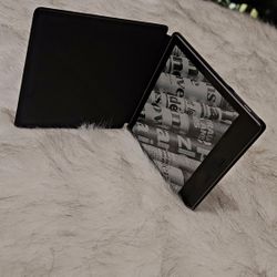 Amazon Kindle Oasis 10th Gen – 32 GB – Like New + Original Amazon Magnetic Cover 
