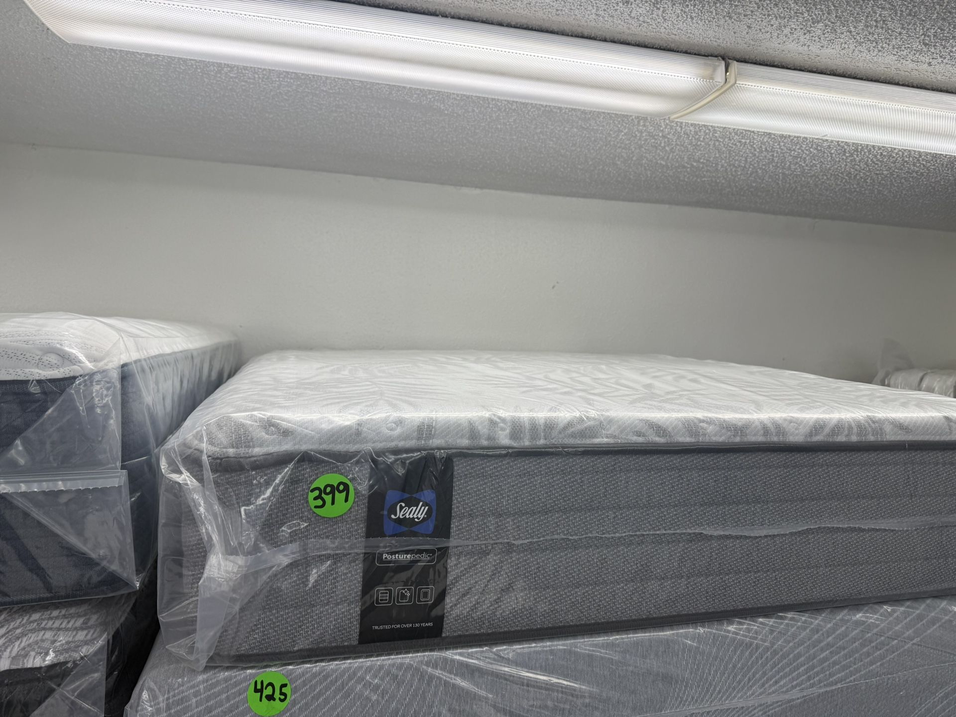 FULL SIZE SEALY POSTUREPEDIC (FIRM) MATTRESS & BOX SPRING BED SET