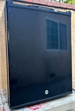 Frigidaire Mini Refrigerator 2.3 cu ft